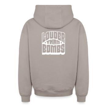 Lauter als Bomben Fette Typografie - Oversized Heavyweight Unisex Zip Hoodie - Taupe - Hinten - AI Model Male 178 light (178cm)