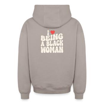 Déclaration d’identité de la fière femme noire - Sweat à capuche unisexe zippé oversize épais SPREAD - taupe - Dos - AI Model Male 178 light (178cm)