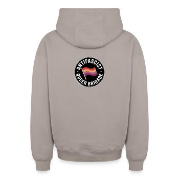 Antifascist Queer Brigade - Antifa Pride Merch - Sweat à capuche unisexe zippé oversize épais SPREAD - taupe - Dos - AI Model Male 178 light (178cm)