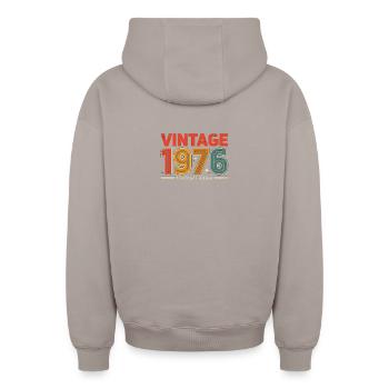 vintage 1976 édition limitée - Sweat à capuche unisexe zippé oversize épais SPREAD - taupe - Dos - AI Model Male 178 light (178cm)