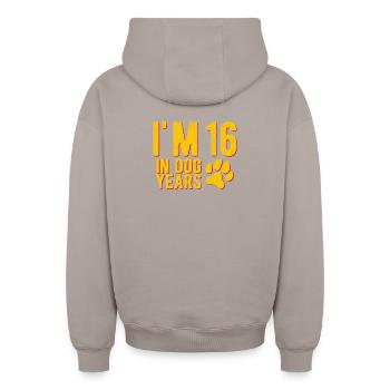 Ich bin 16 und habe etwa 90 Jahre lang einen lustigen Geburtstag - Oversized Heavyweight Unisex Zip Hoodie - Taupe - Hinten - AI Model Male 178 light (178cm)