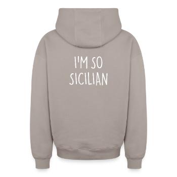 I'M SO SICILIAN Sizilianer Sizilien - Oversized Heavyweight Unisex Zip Hoodie - Taupe - Hinten - AI Model Male 178 light (178cm)