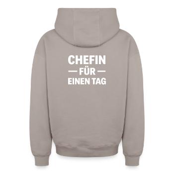 CHEFIN FÜR EINEN TAG Shirt – Weiberfastnacht - Oversized Heavyweight Unisex Zip Hoodie - Taupe - Hinten - AI Model Male 178 light (178cm)