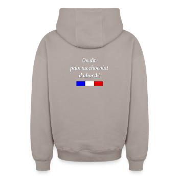 On dit pain au chocolat d'abord - Sweat à capuche unisexe zippé oversize épais SPREAD - taupe - Dos - AI Model Male 178 light (178cm)