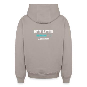Installateur Ausbildung 2 Lehrjahr 2. Jahr Lehre - Oversized Heavyweight Unisex Zip Hoodie - Taupe - Hinten - AI Model Male 178 light (178cm)