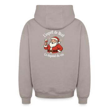 Weihnachten & Rotwein – Der spaßigste Weihnachtsmann - Oversized Heavyweight Unisex Zip Hoodie - Taupe - Hinten - AI Model Male 178 light (178cm)