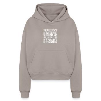 Der Unterschied zwischen dem Unmöglichen und dem - Cropped Oversized Heavyweight Frauen Hoodie - Taupe - Vorne - AI Model Female 172 light (172cm)