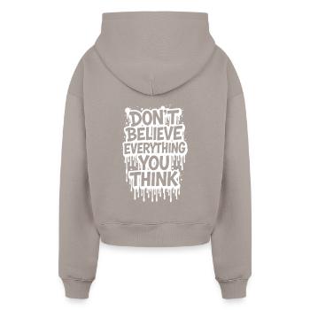 Don’t Believe Everything You Think take it easy - Cropped Oversized Heavyweight Frauen Hoodie - Taupe - Hinten - AI Model Female 172 light (172cm)