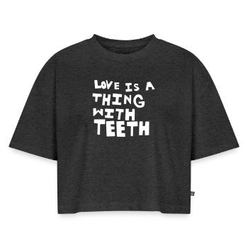 L'amour est une chose avec des dents - Crop top Premium bio Oversize Femme - anthracite chiné - Devant - Selfina (174cm)