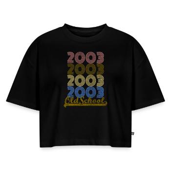 Old School 2003 - Frauen Premium Oversized Bio Cropped T-Shirt - Schwarz - Vorne - Selfina (174cm)
