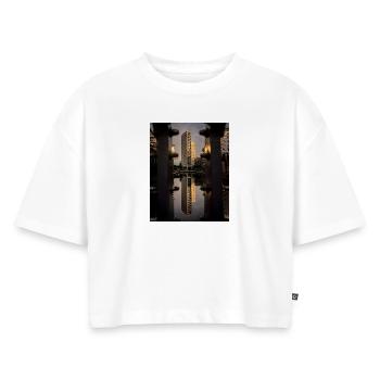 Fanget mellem boltene - Dame Premium oversized økologisk cropped T-shirt - hvid - Foran - Selfina (174cm)