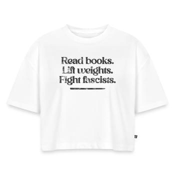 Read books. Lift weights. Fight fascists.  - Frauen Premium Oversized Bio Cropped T-Shirt - Weiß - Vorne - Selfina (174cm)