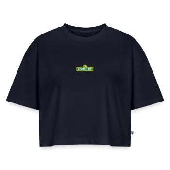 Logo de Sesame Street sous forme de broderie - Crop top Premium bio Oversize Femme - bleu marine - Devant - AI Model Female 172 light (172cm)