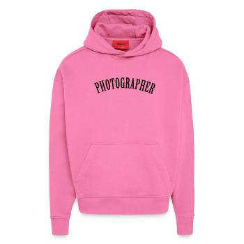 Photographer (Text, 1c) - Hoodie- made by SPREAD  - AURA PINK - Vorne - Dylan (187cm)