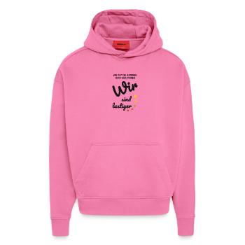 Wir sind lustiger - Hoodie- made by SPREAD  - AURA PINK - Vorne - Dylan (187cm)