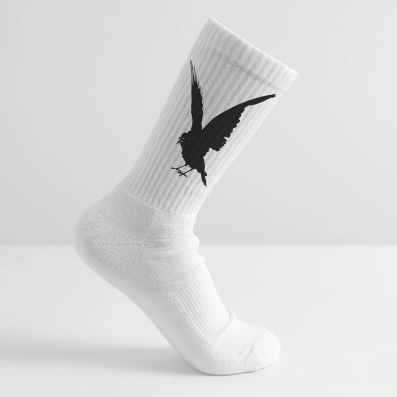 Schwarze Vogelkrähe oder Rabenschattenfigur Tennissocken
