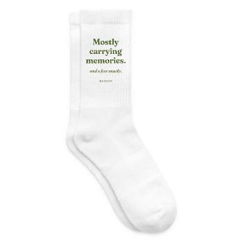 Meistens tragen sie Erinnerungen mit sich. Und ein paar Snacks. Mama - Tennissocken - Weiß - Rechts