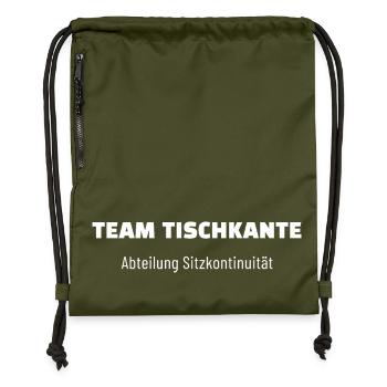 Team Tischkante. Abteilung Sitzkontinuität. - Turnbeutel aus Recycling-Material - military Green - Vorne