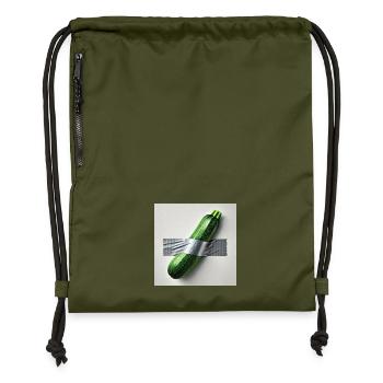 Zucchini, eingerahmt von einem Band - Turnbeutel aus Recycling-Material - military Green - Vorne