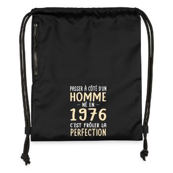 Né en 1976 – Frôler la perfection  - Sac à cordon en polyester recyclé - military green - Devant