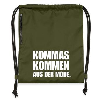 Kommas Kommen Aus Der Mode. Geschenk Deutschlehrer - Turnbeutel aus Recycling-Material - military Green - Vorne