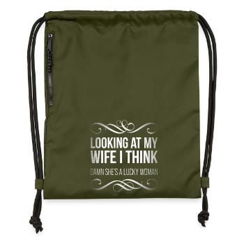 Looking at my wife I think, damn she's a lucky  - Sac à cordon en polyester recyclé - military green - Devant
