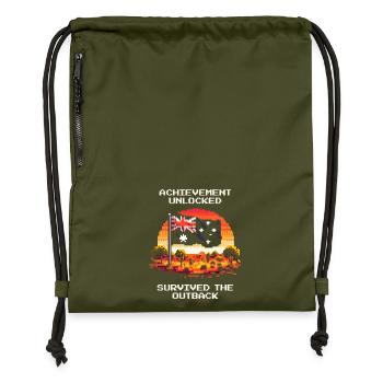 Achievement: Outback überlebt | Australien - Turnbeutel aus Recycling-Material - military Green - Vorne