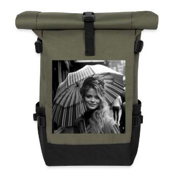 Foto NB Frau 01 - Rolltop Rucksack - Olive/Schwarz - Vorne