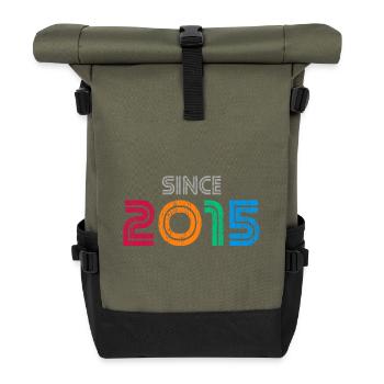 Seit 2015 | Retro-farbenes Geburtstagsjahr - Rolltop Rucksack - Olive/Schwarz - Vorne