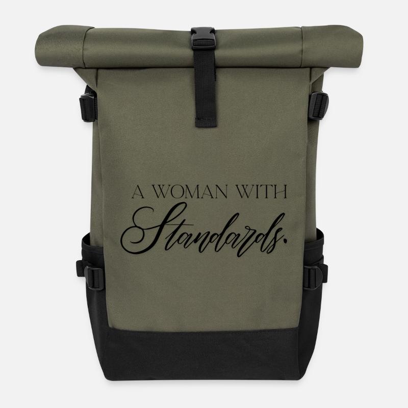 A Woman With Standards – selbstbewusstes Statement - Rolltop Rucksack - Olive/Schwarz