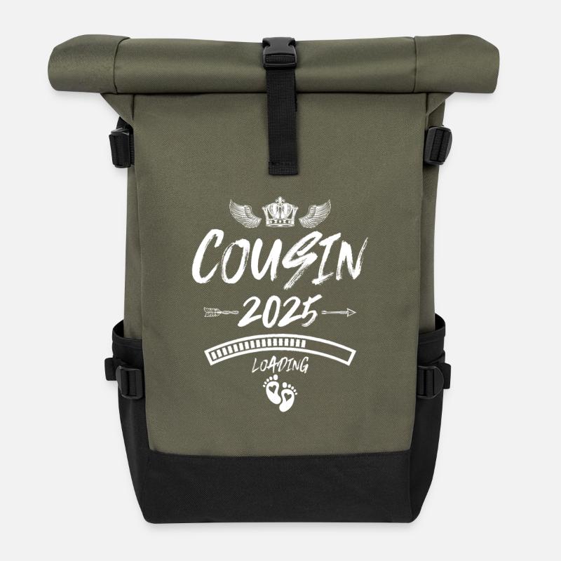 Cousin 2025 Loading Spruch - Rolltop Rucksack - Olive/Schwarz