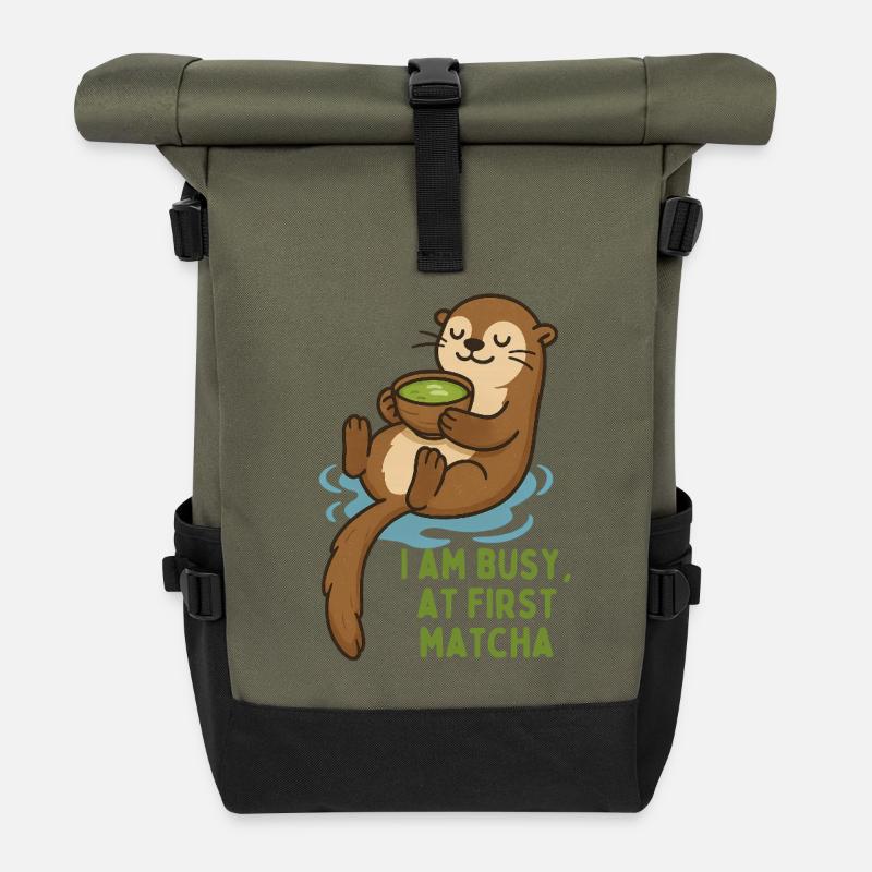 Otter genießt Matcha - i am busy first matcha - Rolltop Rucksack - Olive/Schwarz