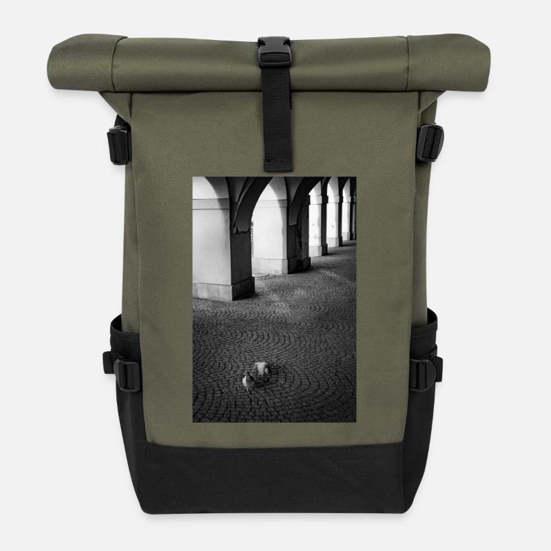 Schatten der Bögen und Tauben - Rolltop Rucksack - Olive/Schwarz