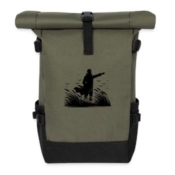 Stolzer Mann bei der Küstenwache am Meer - Rolltop Rucksack - Olive/Schwarz - Vorne