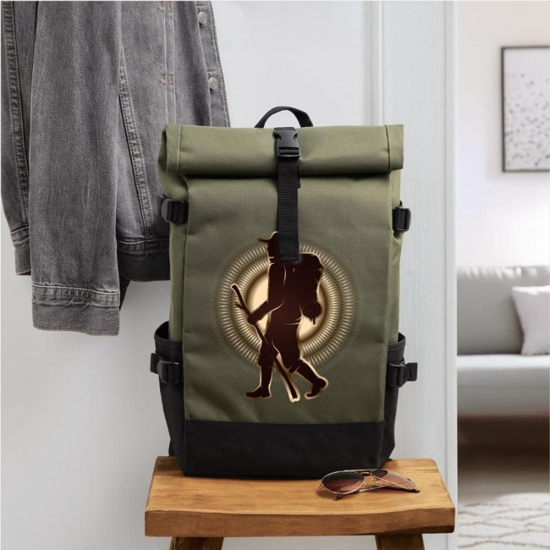 Pilger oder Wanderer mit Wanderstab & Rucksack Rolltop Rucksack