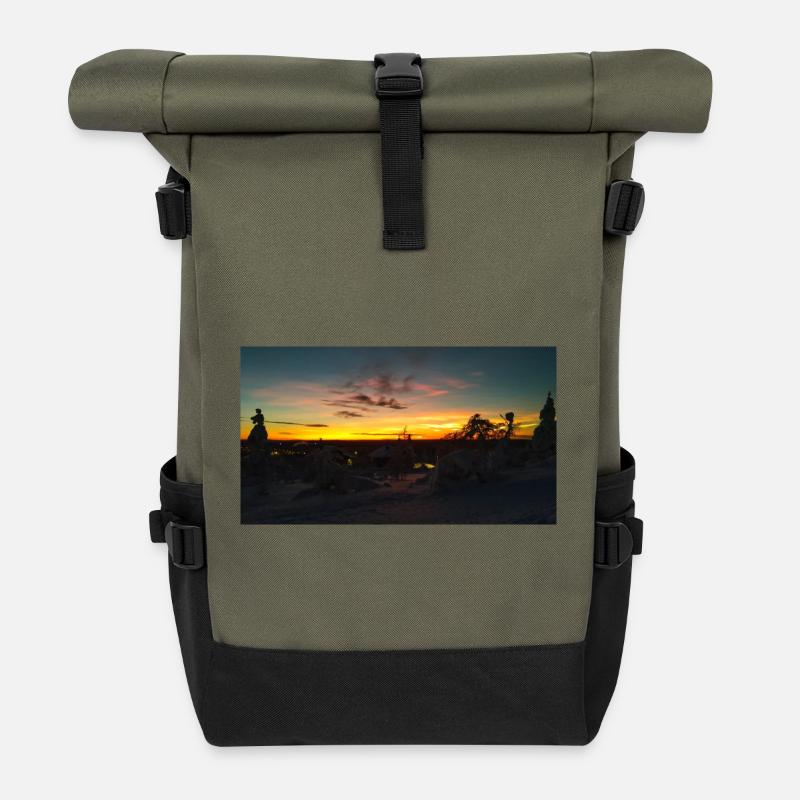 Sonnenuntergang in einer verschneiten Landschaft - Rolltop Rucksack - Olive/Schwarz