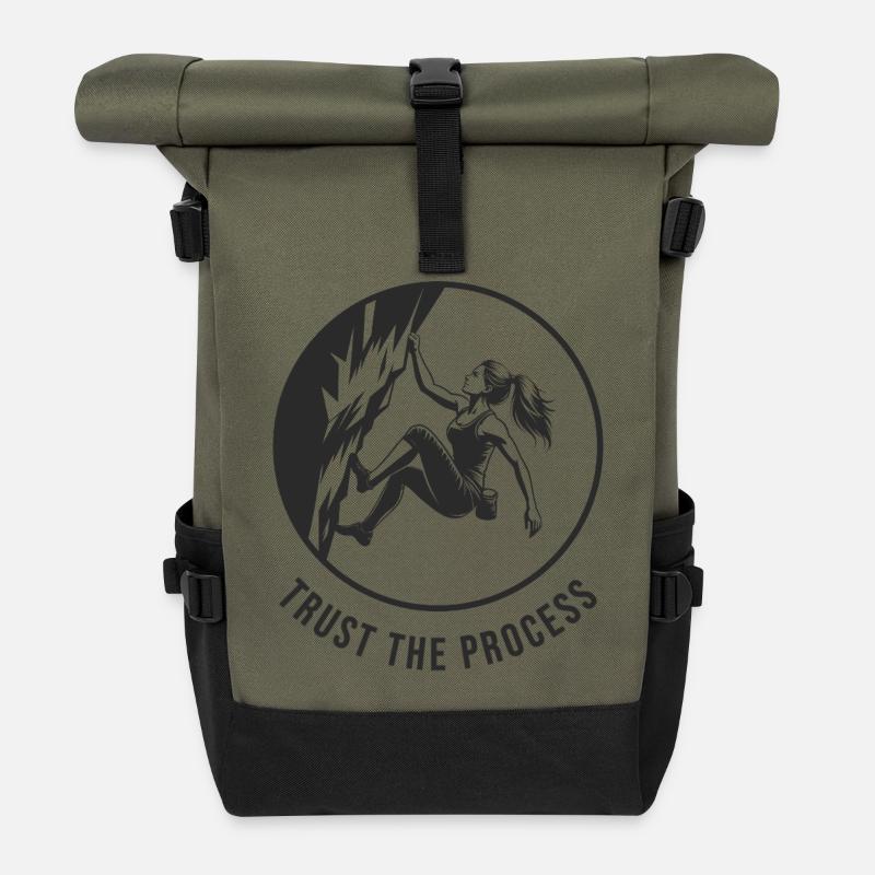 Starkes Mädchen bouldert am Fels trust the process - Rolltop Rucksack - Olive/Schwarz