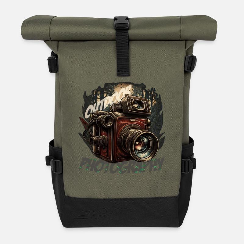 Kamera im Wald mit Schriftzug - Rolltop Rucksack - Olive/Schwarz