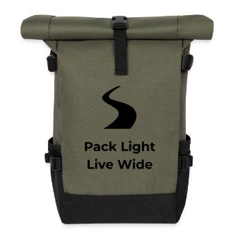 Pack Light, Live Wide – Travel Shirt - Rolltop Rucksack - Olive/Schwarz - Vorne