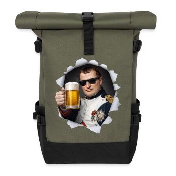 Napoleon hält ein Bier - Rolltop Rucksack - Olive/Schwarz - Vorne
