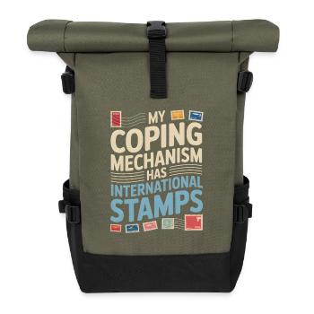 Briefmarken helfen | Postcrossing - Rolltop Rucksack - Olive/Schwarz - Vorne
