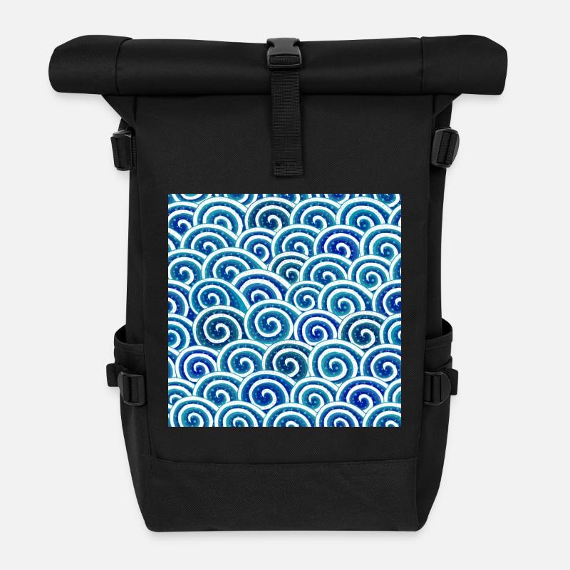 Ausdrucksstarkes Wellenmuster in Blau - Rolltop Rucksack - Schwarz