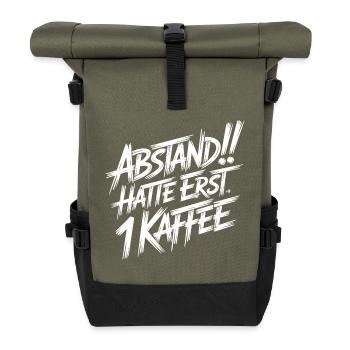 Abstand! Halte erst 1 Kaffee - Rolltop Rucksack - Olive/Schwarz - Vorne
