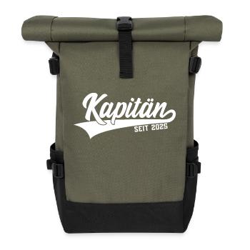 KAPITÄN SEIT 2025 - Rolltop Rucksack - Olive/Schwarz - Vorne