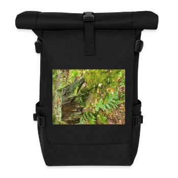 Waldstumpf mit Moos und Farnen - Rolltop Rucksack - Schwarz - Vorne