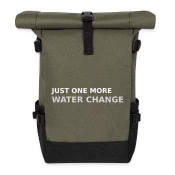 Nur noch einen Wasserwechsel - Rolltop Rucksack - Olive/Schwarz - Vorne