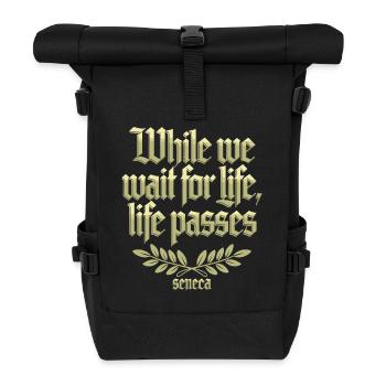 Seneca | Während wir auf das Leben warten, vergeht das Leben - Rolltop Rucksack - Schwarz - Vorne