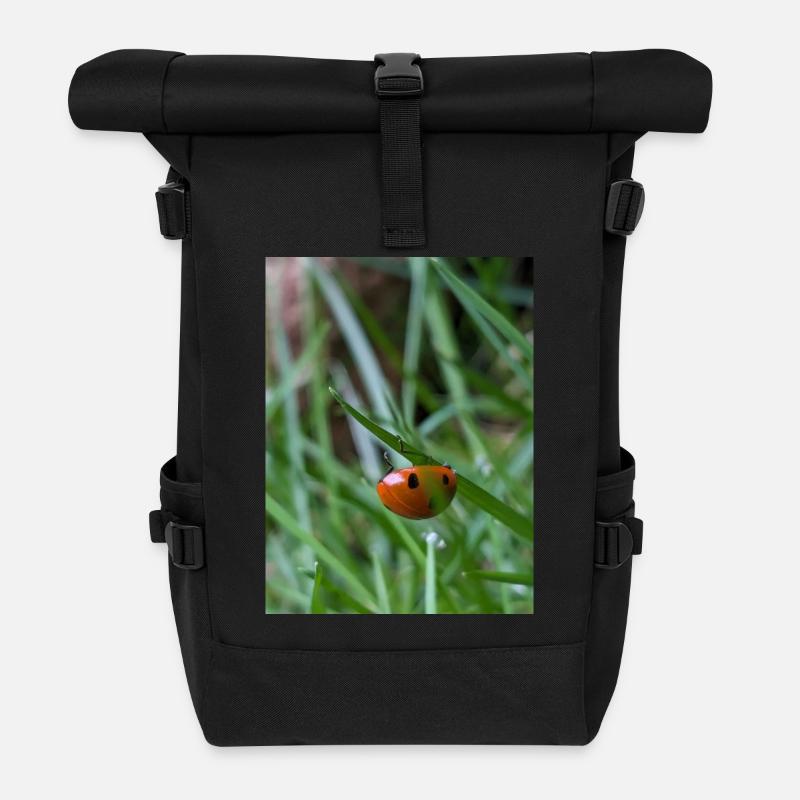 Nahaufnahme: Marienkäfer auf Gras - Rolltop Rucksack - Schwarz