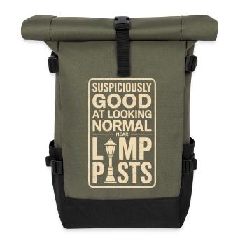 Normal an Laternen aussehen | Geocaching Humor - Rolltop Rucksack - Olive/Schwarz - Vorne
