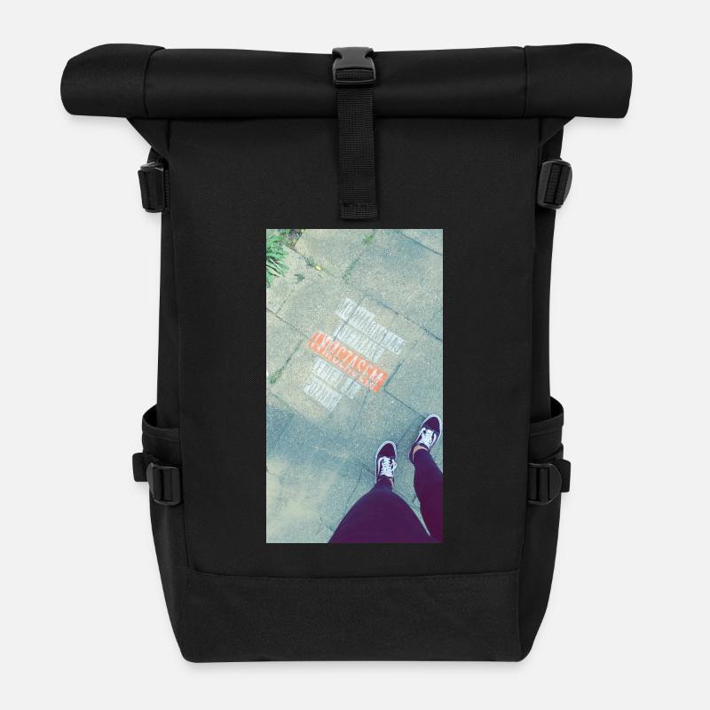 Grafik auf dem Bürgersteig mit durchgestrichenem Text - Rolltop Rucksack - Schwarz